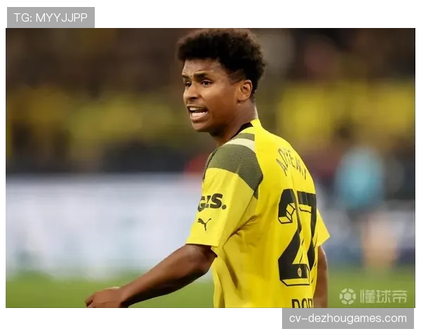 特写镜头：多特蒙德前锋阿德耶米回追60米完成关键性战术犯规